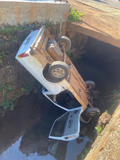 Acidente inusitado: Sem motorista, carro cai no Rio Bonfim no centro de Cunha Porã