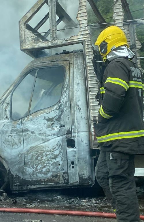 Caminhão é destruído por incêndio na BR-282 em Pinhalzinho