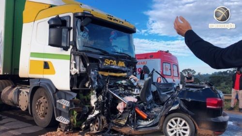 Grave acidente entre carreta e carro na BR-282 em Maravilha deixa uma vítima fatal