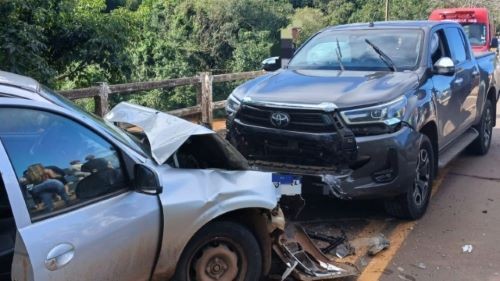 Colisão entre Celta e Hilux deixa três feridos em Itapiranga