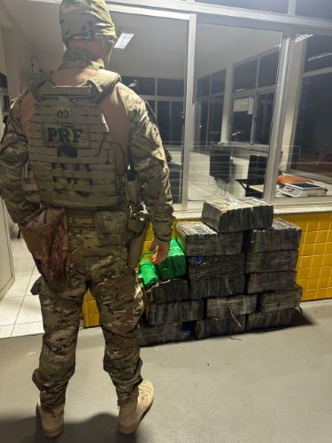 PRF apreende 156 kg de maconha e prende foragido na BR-282 em Maravilha