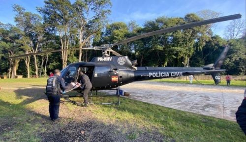Criança de 7 anos é socorrida de helicóptero após ser atingida por poste em escola do Oeste