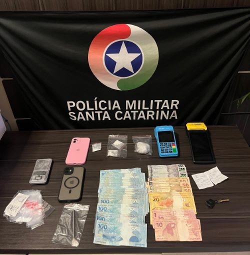 PM encontra grande quantidade de cocaína e mais de R$ 3 mil em espécie em residência de Maravilha