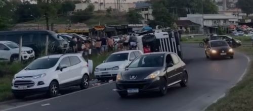 Carreta com placas de Descanso tomba e população saqueia carga de leite na BR-470