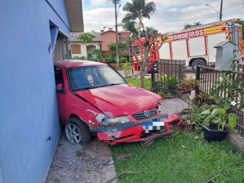 Carro sai da pista e colide em residência em São João do Oeste
