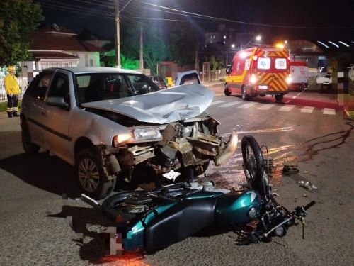 Duas pessoas são conduzidas ao hospital após colisão entre carro e moto no Centro de Maravilha