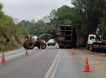 Operação de remoção de caminhão incendiado na BR-282 é realizada em Maravilha