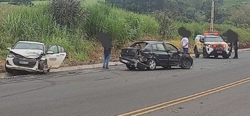 Colisão entre dois carros deixa duas pessoas feridas na SC-283 em Palmitos
