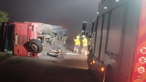 Caminhão tomba sobre ponte na BR-282 e espalha carga de metal