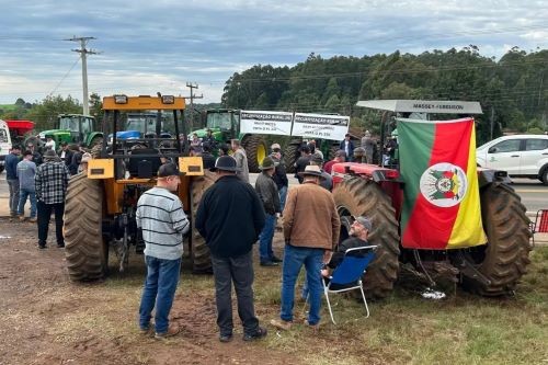 Agricultores bloqueiam rodovias entre Chapecó e Passo Fundo em protesto por medidas sobre dívidas rurais