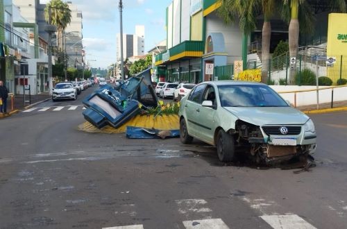 Motorista perde controle, invade rótula e destrói painel eletrônico no centro de São Carlos