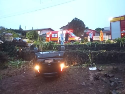 Veículo tomba após saída de pista no Bairro cidade Alta em Cunha Porã