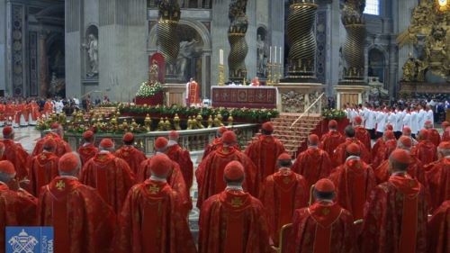 Fumaça branca é liberada e Igreja Católica já tem novo Papa