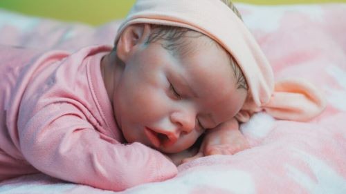 ‘Apego emocional’: casal disputa guarda de bebê reborn na Justiça após divórcio