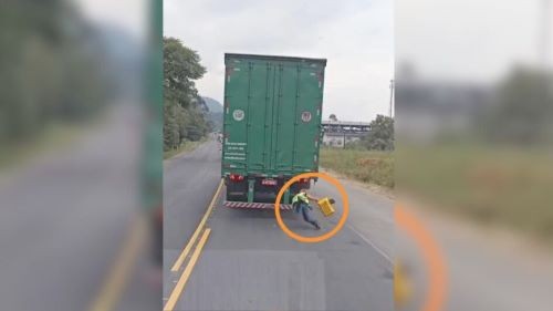Homem se arrisca pendurado em caminhão e quase é atropelado em SC; VÍDEO