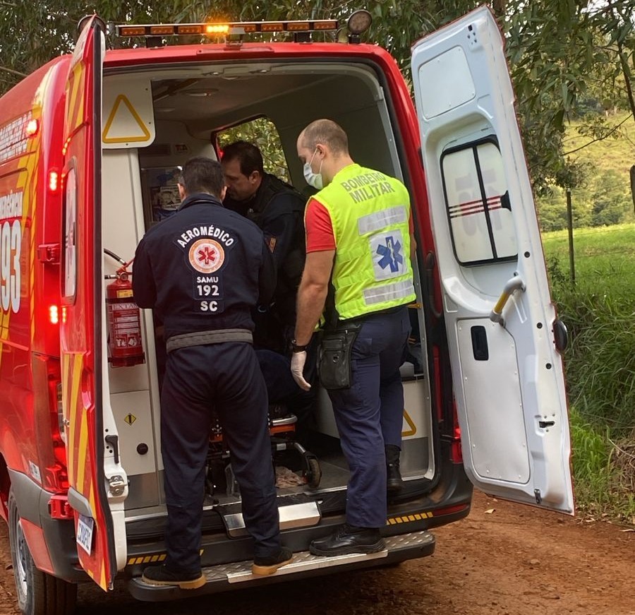 Homem sofre queda de chiqueiro no Oeste e é transferido pela equipe aeromédica 
