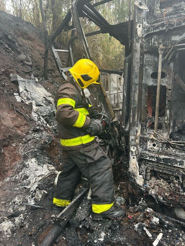 Acidente fatal na BR-282: caminhão tomba, pega fogo e motorista perde a vida em Maravilha