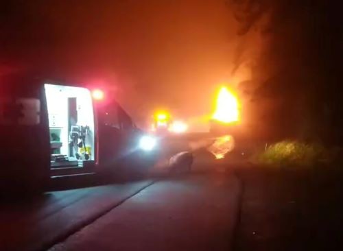 Caminhão com suínos tomba e pega fogo na BR-282 entre Maravilha e São Miguel do Oeste