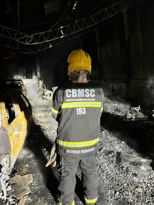 Oficina de chapeação é consumida por incêndio no Oeste