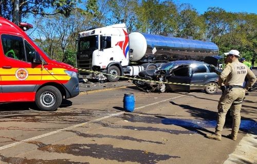 Mulher morre após colisão entre carro e caminhão no Oeste