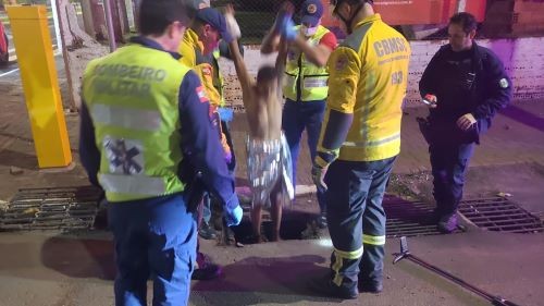 Homem é resgatado de bueiro após entrar no local para não ser detido, em cidade do Oeste
