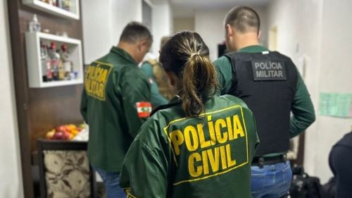 Operação contra fraudes em licitações mira servidores públicos e empresários em 19 cidades de SC