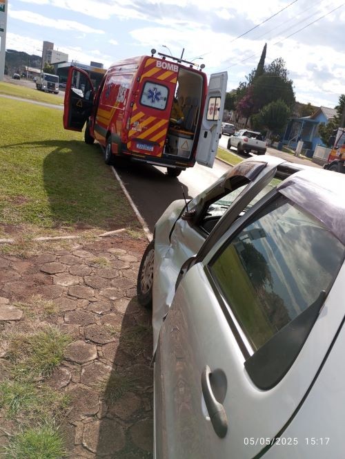 Colisão lateral entre caminhão e carro deixa duas pessoas feridas na BR-282