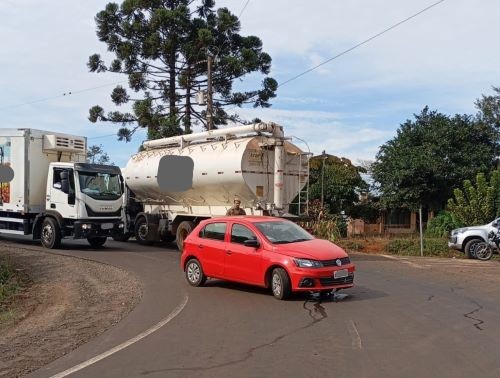 Idoso fica ferido em colisão entre carro e caminhão em Cunha Porã