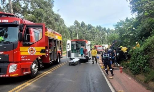 Motorista fica ferido após sair da pista e tombar carro no Oeste