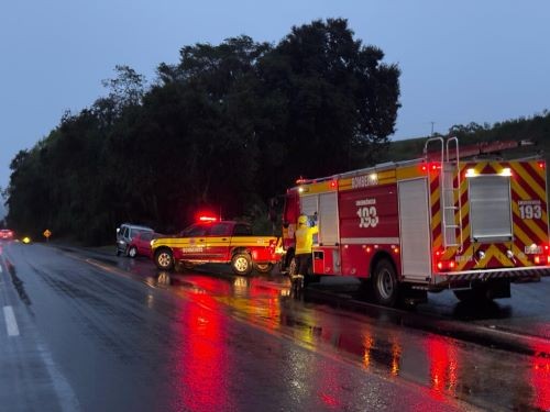 Colisão frontal entre dois carros deixa três feridos na BR-282 em Nova Itaberaba