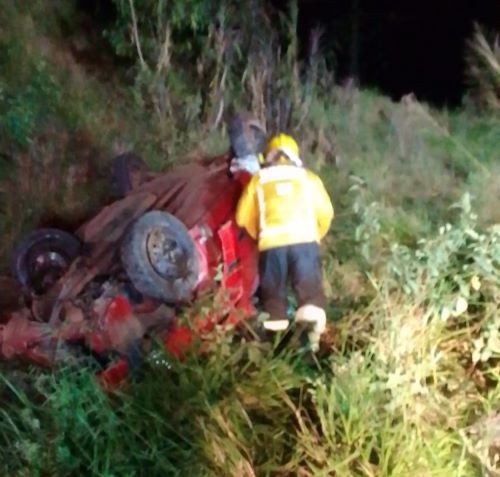 Motorista é arremessado para fora do carro após capotamento na BR-282