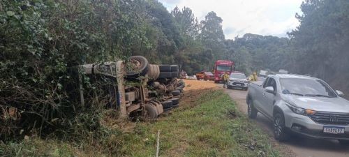 Carreta carregada com soja tomba às margens da BR-282 no Oeste