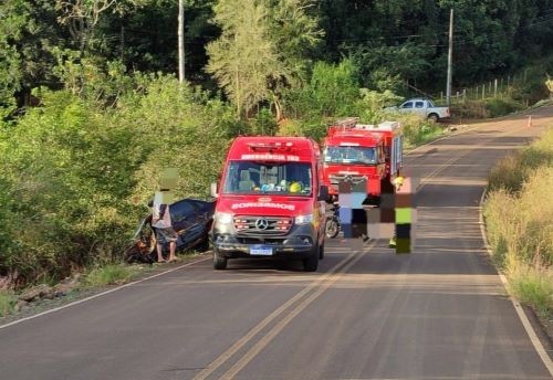 Carro sai da pista no interior de Iraceminha e mobiliza equipes de socorro