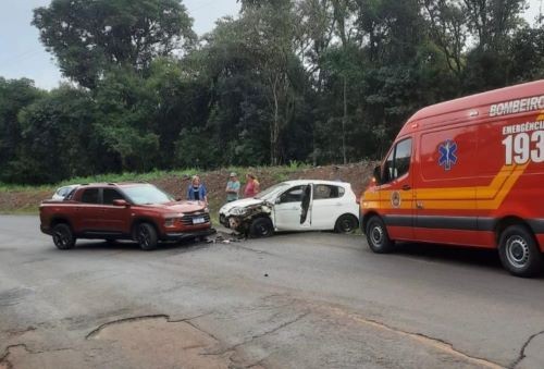Colisão entre dois carros mobiliza socorristas na SC-469, em Saudades