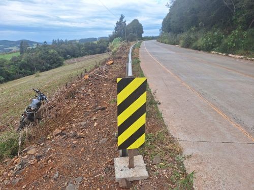 Motocicleta com três ocupantes sai da pista e tomba; entre os feridos, uma criança