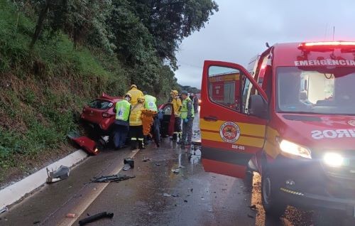 Grave colisão na BR-282 em Xaxim deixa dois mortos e um ferido em estado grave