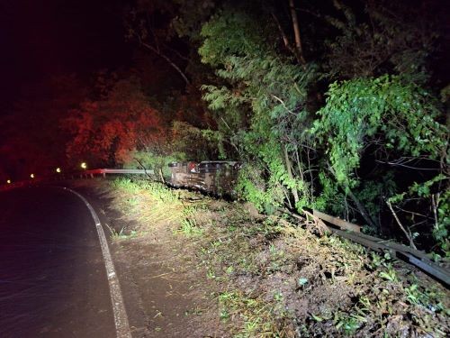 Caminhão sai da pista e tomba na SC-160, no Extremo-Oeste de SC