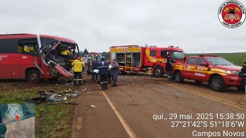 Colisão entre caminhão e ônibus deixa feridos na BR-282 no Oeste