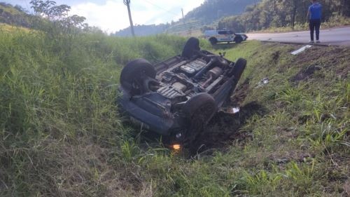 Camionete capota na SC-283 em Caibi; ocupantes saem ilesos