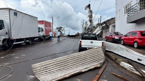 Temporal com ventos fortes causa destelhamentos e estragos em São Miguel do Oeste