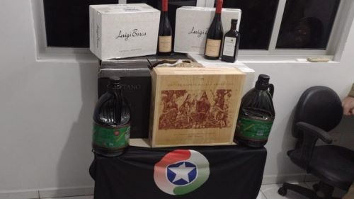  PM apreende vinhos e azeites trazidos irregularmente em ônibus em São Miguel do Oeste