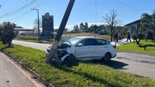 Idosa fica ferida após colidir carro em poste no Oeste