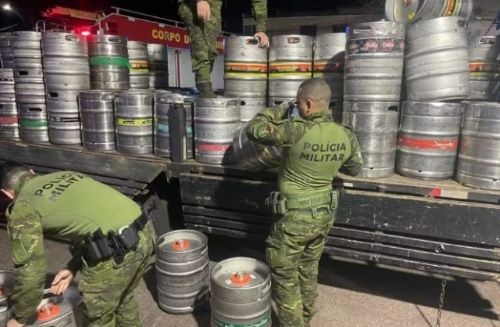 Carga milionária de celulares é encontrada dentro de barris de chope no PR