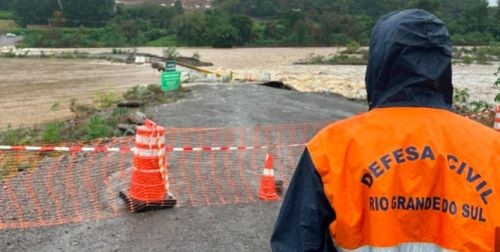 Chuvas no RS deixam três mortos e governo anuncia R$ 60 milhões para auxílio a municípios