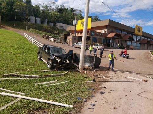 Motorista colide em poste após sair da pista na SC-163, em Itapiranga