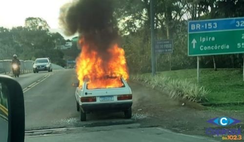 Mulher ateia fogo em carro durante abordagem policial e é presa em flagrante no Oeste