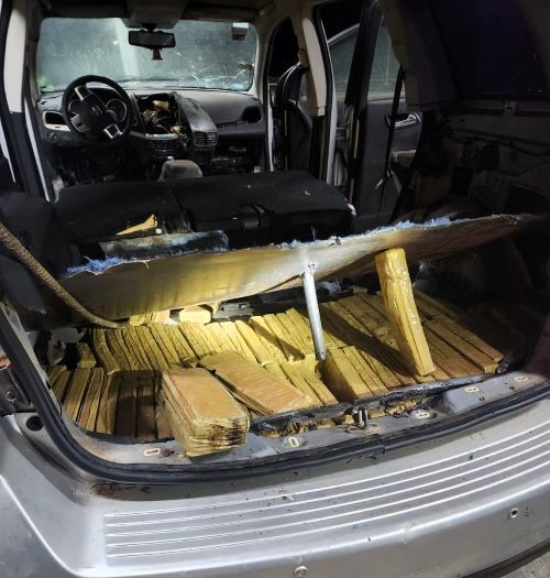 Aproximadamente 200 kg de maconha é encontrada em carro argentino incendiado e abandonado no Oeste