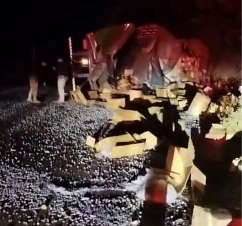 Capotamento de carreta interdita BR-282 entre Pinhalzinho e Saudades