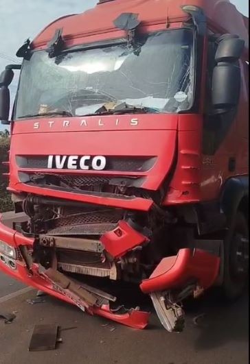 Acidente entre dois caminhões é registrado na BR-282 entre Nova Erechim e Pinhalzinho