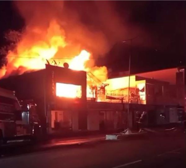 Incêndio destrói edificação comercial no centro de Palmitos durante a madrugada